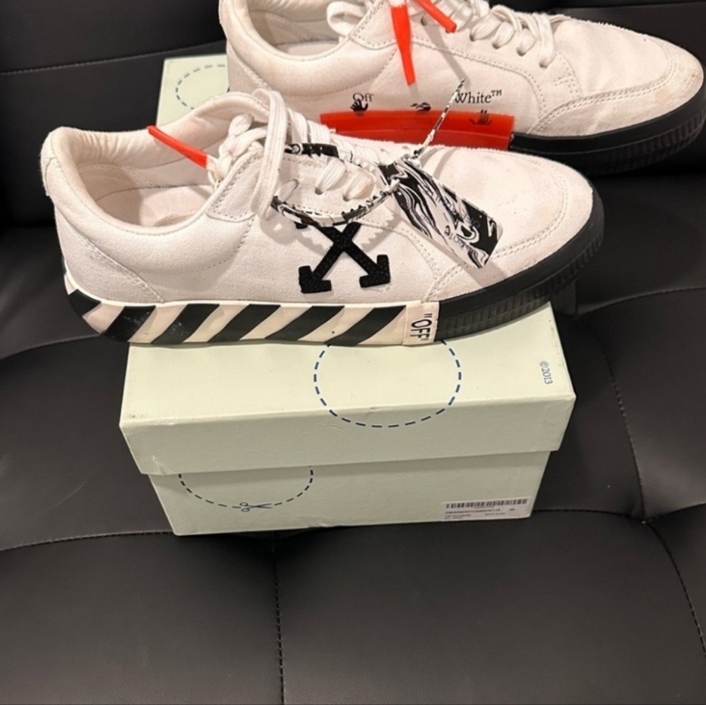 Off-White Vulcanized Low Sneakers